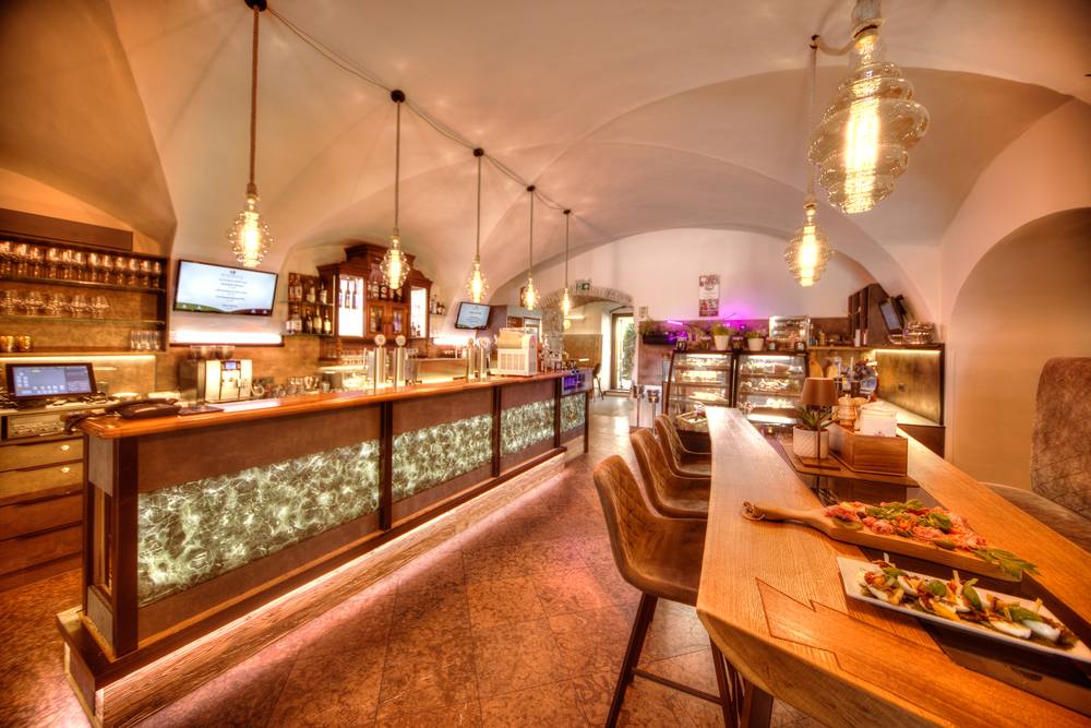 Bar im gewölbten Gastraum