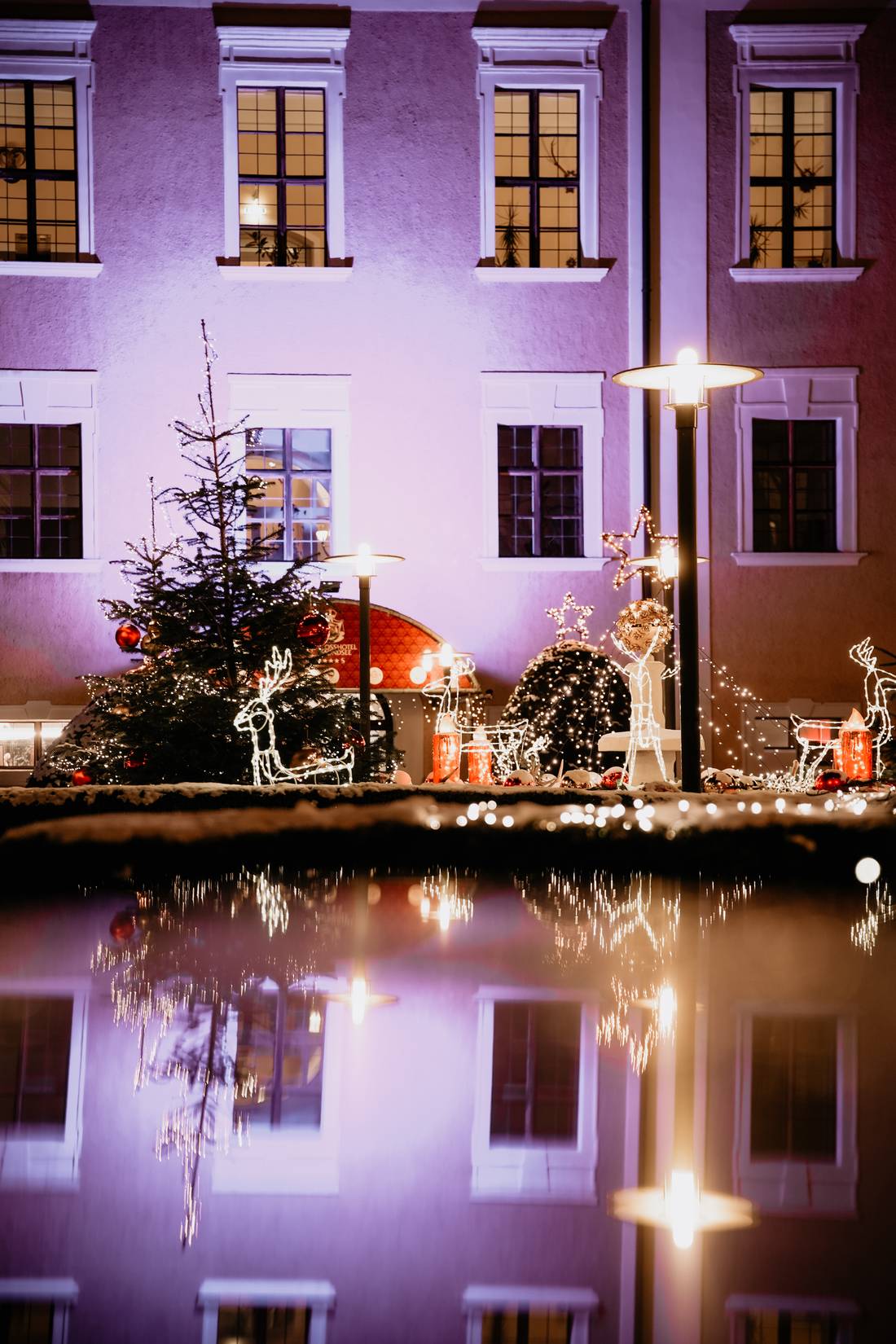 Schloss Hotel Mondsee bei Nacht, weihnachtlich beleuchtet